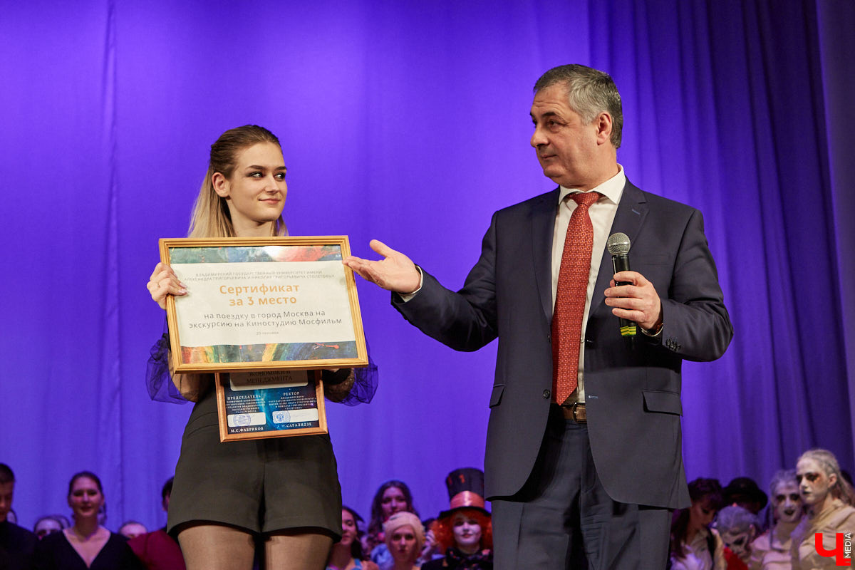 Студенты ждали своей «Весны» два года. Все это время они копили и шлифовали творческий материал. И вот, наконец, вышли на сцену ГДК, чтобы показать его. Смотрите, как прошел гала-концерт «Студенческой весны»!