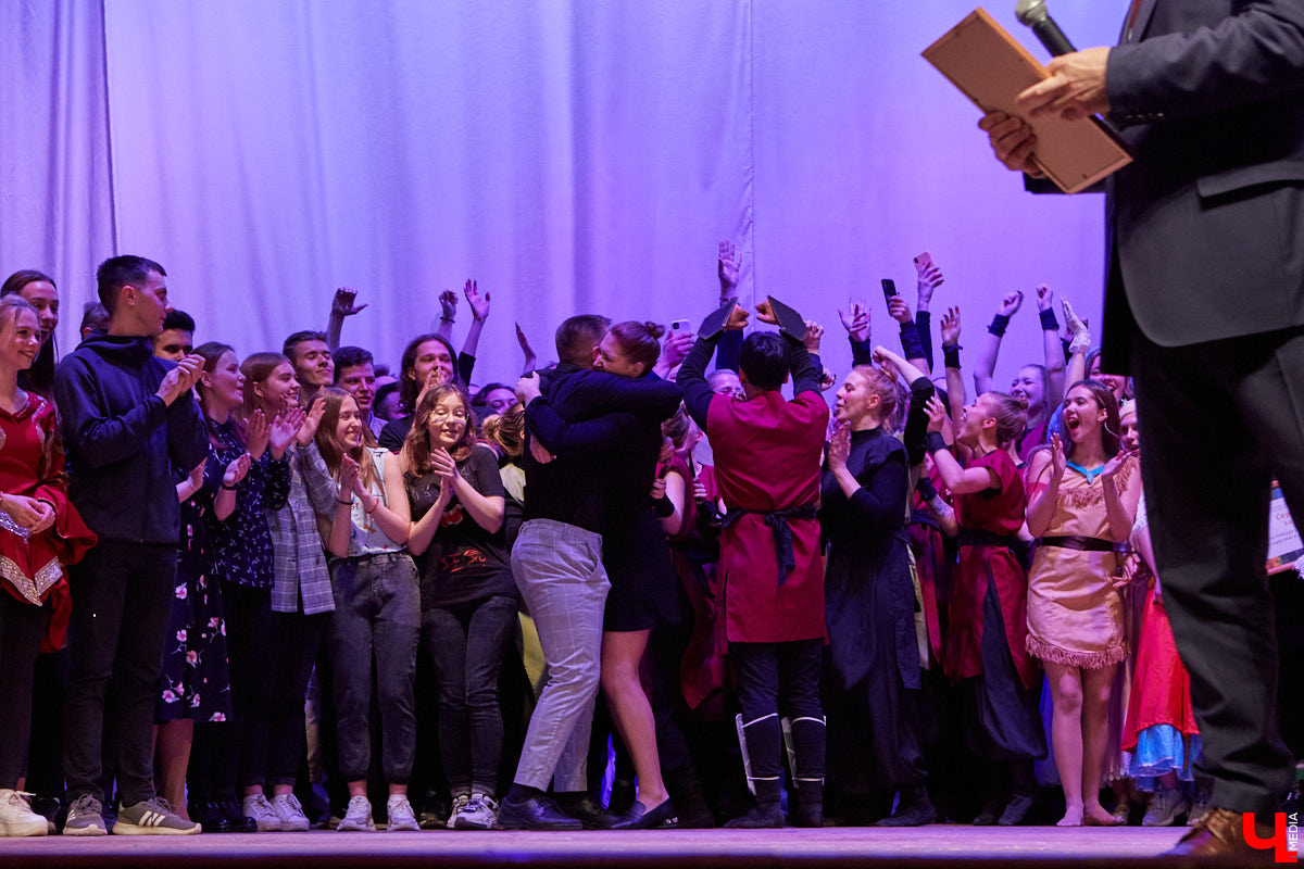 Студенты ждали своей «Весны» два года. Все это время они копили и шлифовали творческий материал. И вот, наконец, вышли на сцену ГДК, чтобы показать его. Смотрите, как прошел гала-концерт «Студенческой весны»!