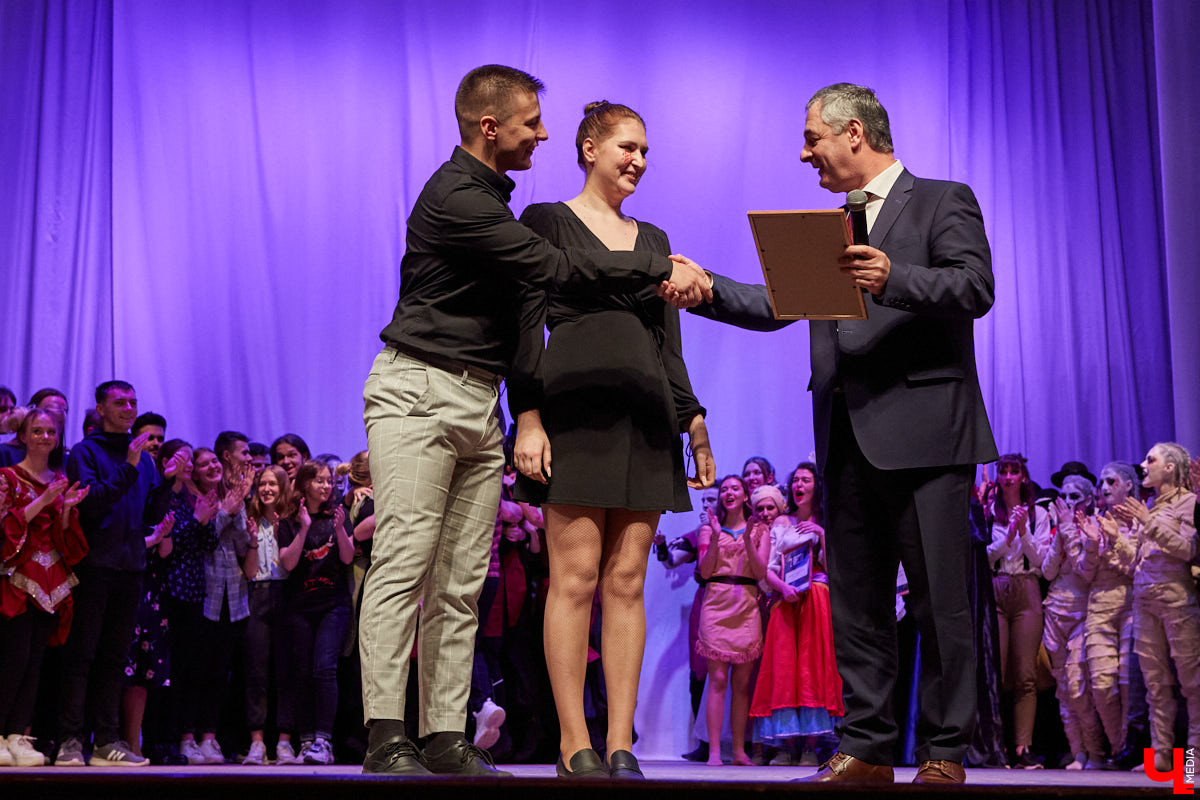 Студенты ждали своей «Весны» два года. Все это время они копили и шлифовали творческий материал. И вот, наконец, вышли на сцену ГДК, чтобы показать его. Смотрите, как прошел гала-концерт «Студенческой весны»!