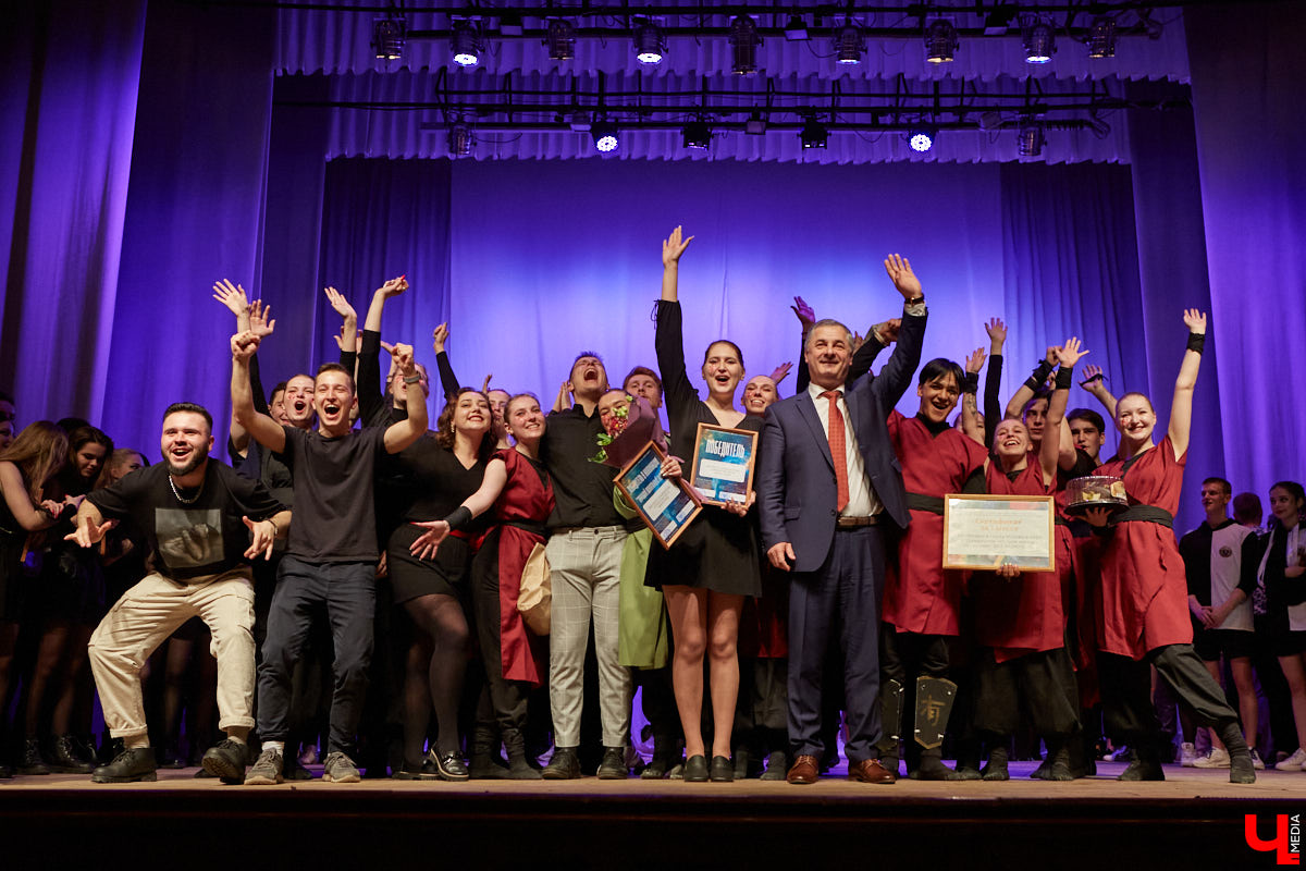 Студенты ждали своей «Весны» два года. Все это время они копили и шлифовали творческий материал. И вот, наконец, вышли на сцену ГДК, чтобы показать его. Смотрите, как прошел гала-концерт «Студенческой весны»!