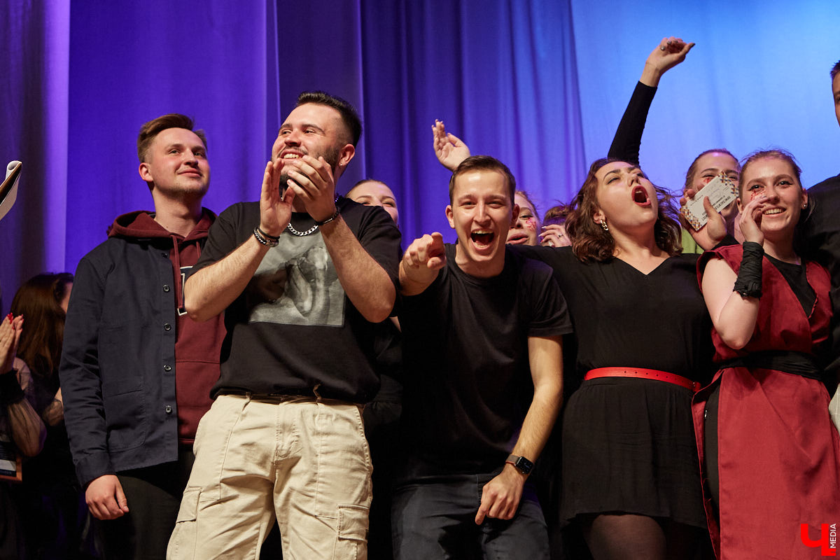 Студенты ждали своей «Весны» два года. Все это время они копили и шлифовали творческий материал. И вот, наконец, вышли на сцену ГДК, чтобы показать его. Смотрите, как прошел гала-концерт «Студенческой весны»!