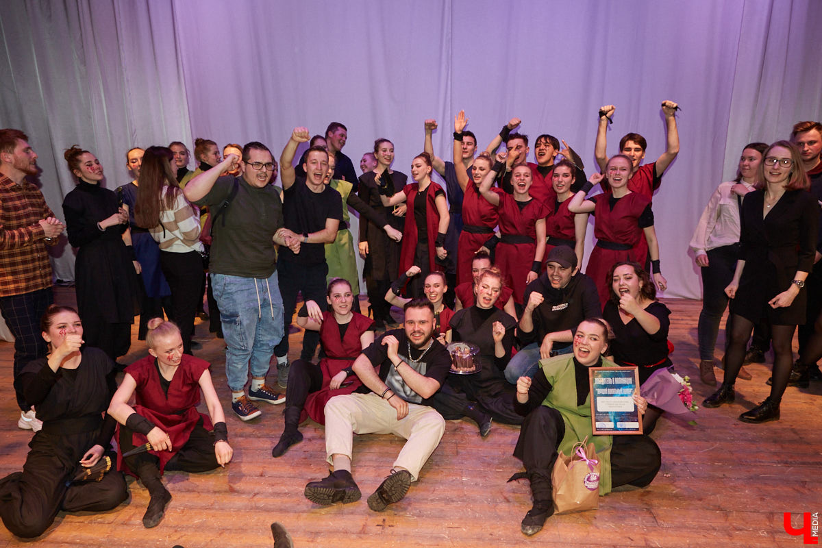 Студенты ждали своей «Весны» два года. Все это время они копили и шлифовали творческий материал. И вот, наконец, вышли на сцену ГДК, чтобы показать его. Смотрите, как прошел гала-концерт «Студенческой весны»!