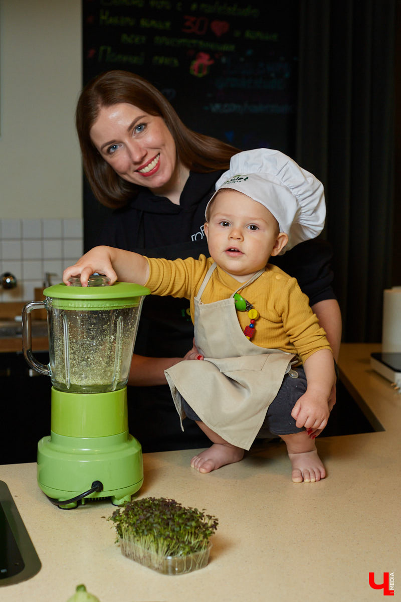 Как замаскировать кабачки со шпинатом и приготовить завтрак для малышей, разбирающихся во вкусной и полезной еде? На этот вопрос узнала ответ многодетная мама — продюсер проектов «Кто здесь?», «#Маминчатик» и «Город добрых», Евгения Королева.