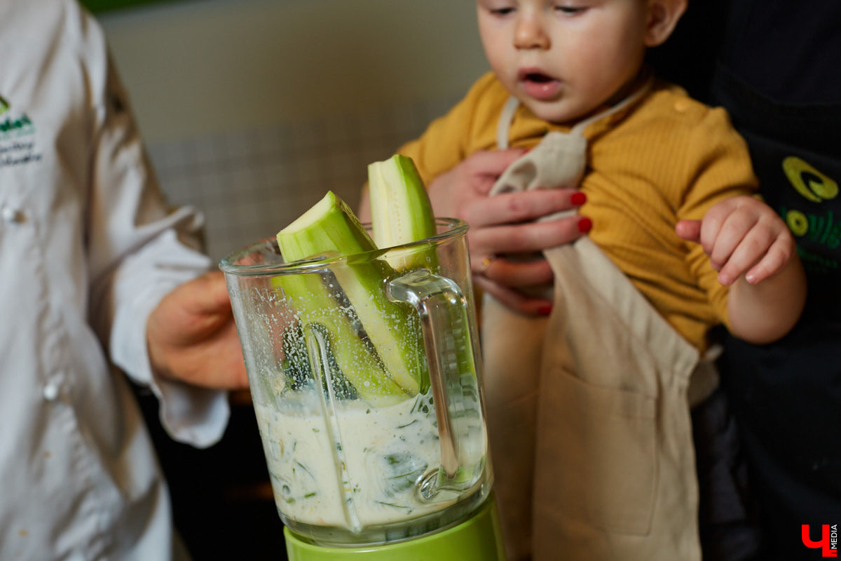 Как замаскировать кабачки со шпинатом и приготовить завтрак для малышей, разбирающихся во вкусной и полезной еде? На этот вопрос узнала ответ многодетная мама — продюсер проектов «Кто здесь?», «#Маминчатик» и «Город добрых», Евгения Королева.