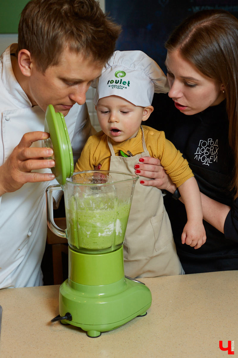Как замаскировать кабачки со шпинатом и приготовить завтрак для малышей, разбирающихся во вкусной и полезной еде? На этот вопрос узнала ответ многодетная мама — продюсер проектов «Кто здесь?», «#Маминчатик» и «Город добрых», Евгения Королева.