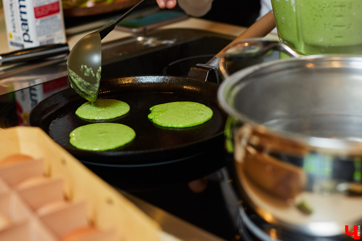 Как замаскировать кабачки со шпинатом и приготовить завтрак для малышей, разбирающихся во вкусной и полезной еде? На этот вопрос узнала ответ многодетная мама — продюсер проектов «Кто здесь?», «#Маминчатик» и «Город добрых», Евгения Королева.