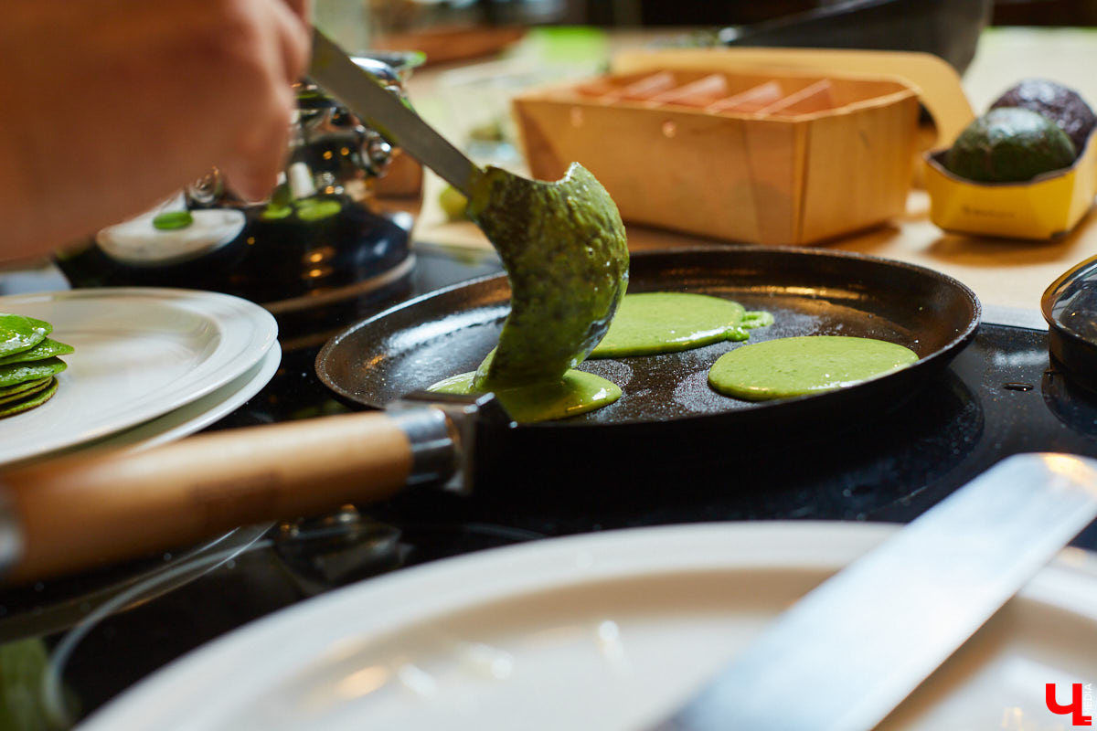 Как замаскировать кабачки со шпинатом и приготовить завтрак для малышей, разбирающихся во вкусной и полезной еде? На этот вопрос узнала ответ многодетная мама — продюсер проектов «Кто здесь?», «#Маминчатик» и «Город добрых», Евгения Королева.