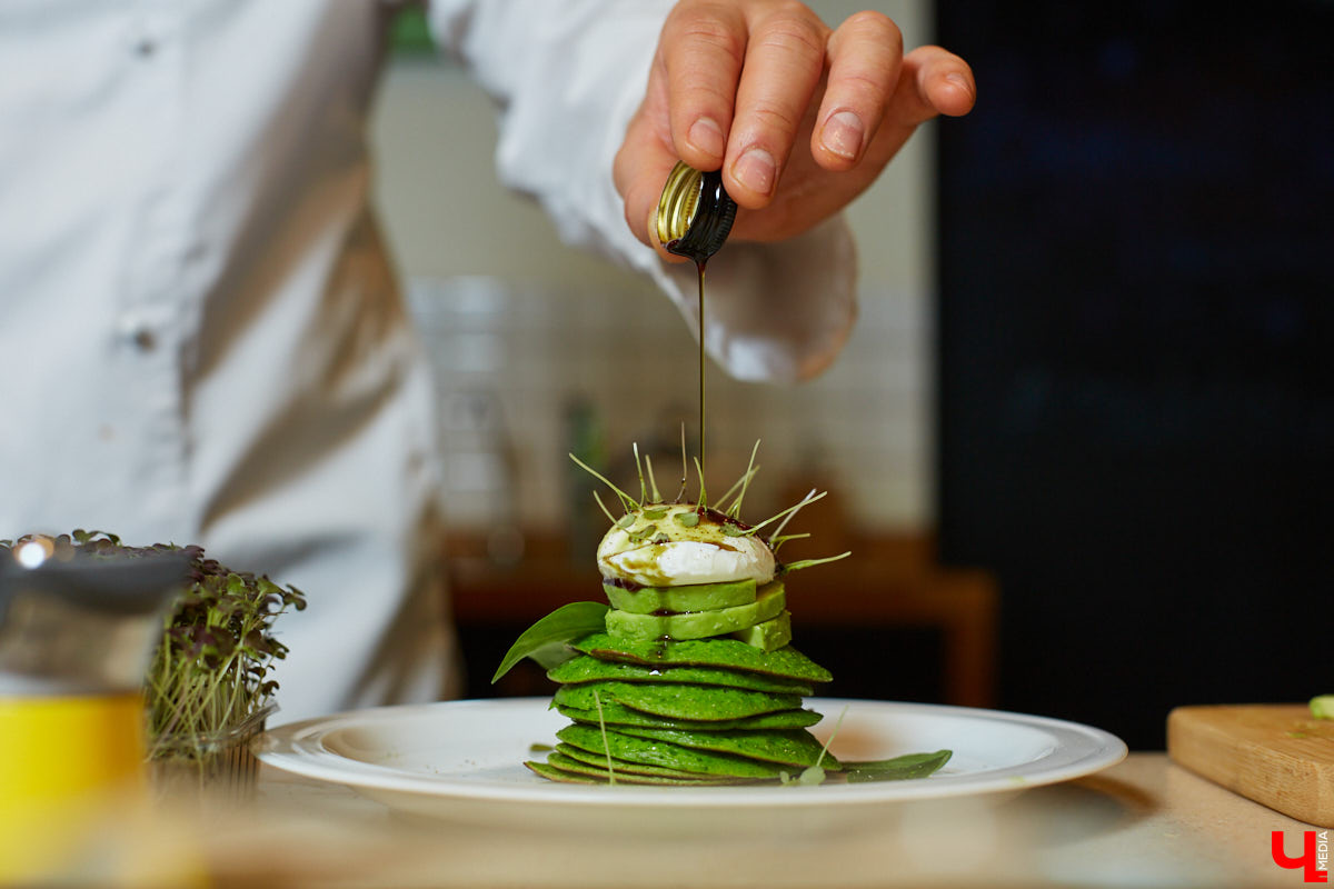 Как замаскировать кабачки со шпинатом и приготовить завтрак для малышей, разбирающихся во вкусной и полезной еде? На этот вопрос узнала ответ многодетная мама — продюсер проектов «Кто здесь?», «#Маминчатик» и «Город добрых», Евгения Королева.