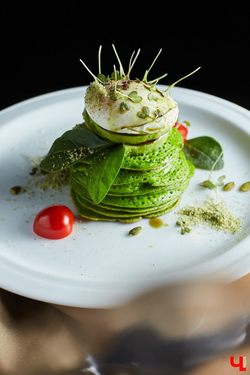 Как замаскировать кабачки со шпинатом и приготовить завтрак для малышей, разбирающихся во вкусной и полезной еде? На этот вопрос узнала ответ многодетная мама — продюсер проектов «Кто здесь?», «#Маминчатик» и «Город добрых», Евгения Королева.