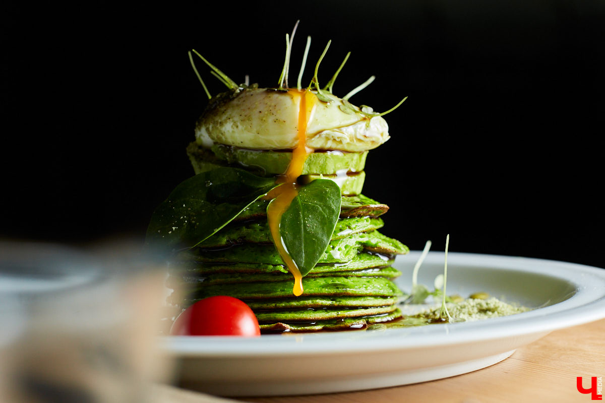 Как замаскировать кабачки со шпинатом и приготовить завтрак для малышей, разбирающихся во вкусной и полезной еде? На этот вопрос узнала ответ многодетная мама — продюсер проектов «Кто здесь?», «#Маминчатик» и «Город добрых», Евгения Королева.