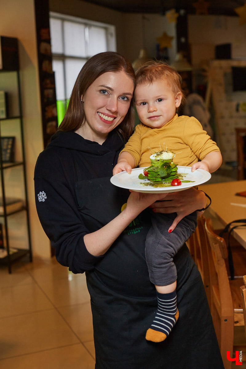 Как замаскировать кабачки со шпинатом и приготовить завтрак для малышей, разбирающихся во вкусной и полезной еде? На этот вопрос узнала ответ многодетная мама — продюсер проектов «Кто здесь?», «#Маминчатик» и «Город добрых», Евгения Королева.