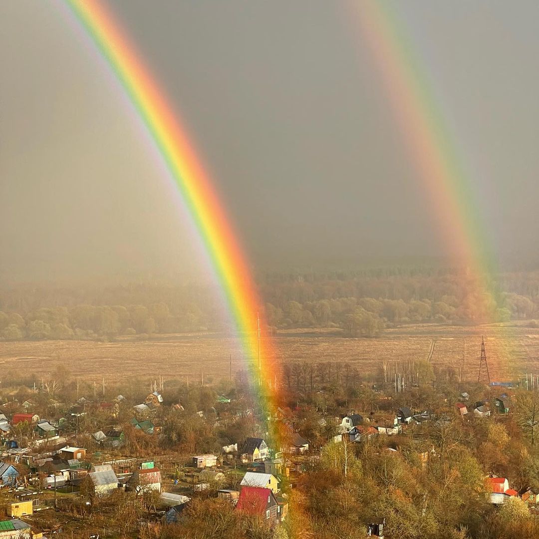 «Пришло время фотографий закатов», — заявили владимирские пользователи Instagram, которые вчера активно делились друг с другом снимками красивейшего неба и первой весенней радуги