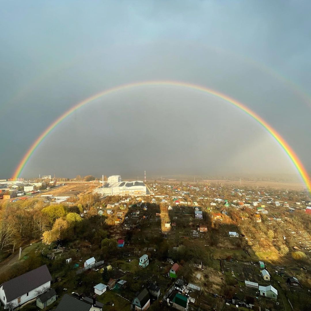 «Пришло время фотографий закатов», — заявили владимирские пользователи Instagram, которые вчера активно делились друг с другом снимками красивейшего неба и первой весенней радуги