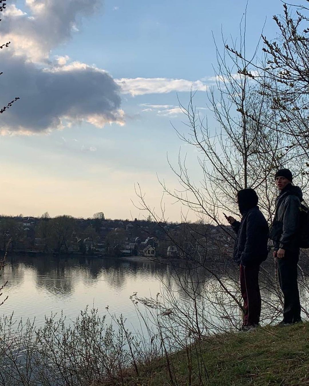 «Пришло время фотографий закатов», — заявили владимирские пользователи Instagram, которые вчера активно делились друг с другом снимками красивейшего неба и первой весенней радуги