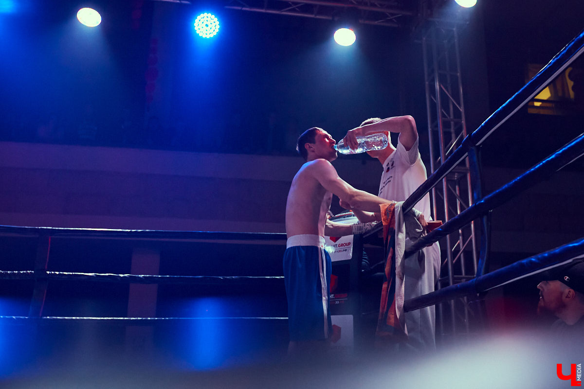 Владимирские ютуберы «ПуляTV» снова устроили жаркое шоу по прежним правилам, но в новом оформлении. Вливаемся в рабочую неделю с бесстрашными спортсменами, разбитыми лицами и, внезапно, Дашей Шигиной.