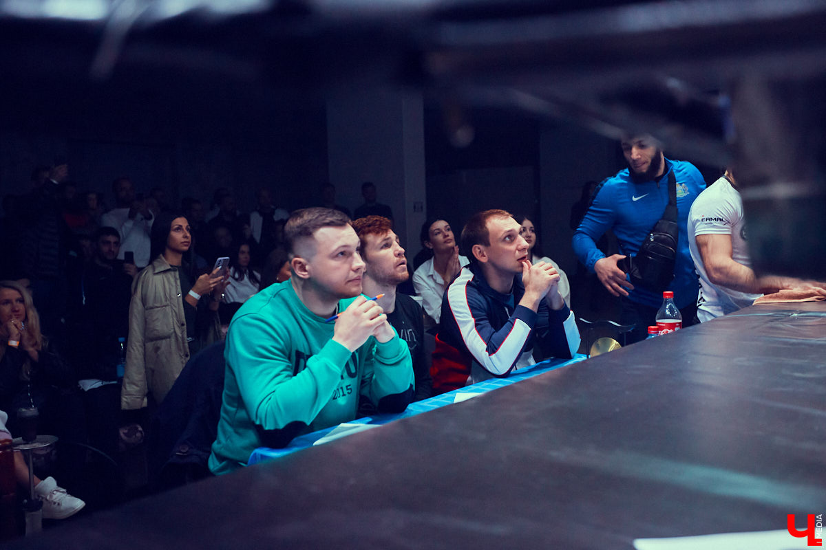 Владимирские ютуберы «ПуляTV» снова устроили жаркое шоу по прежним правилам, но в новом оформлении. Вливаемся в рабочую неделю с бесстрашными спортсменами, разбитыми лицами и, внезапно, Дашей Шигиной.