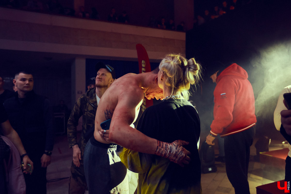 Владимирские ютуберы «ПуляTV» снова устроили жаркое шоу по прежним правилам, но в новом оформлении. Вливаемся в рабочую неделю с бесстрашными спортсменами, разбитыми лицами и, внезапно, Дашей Шигиной.