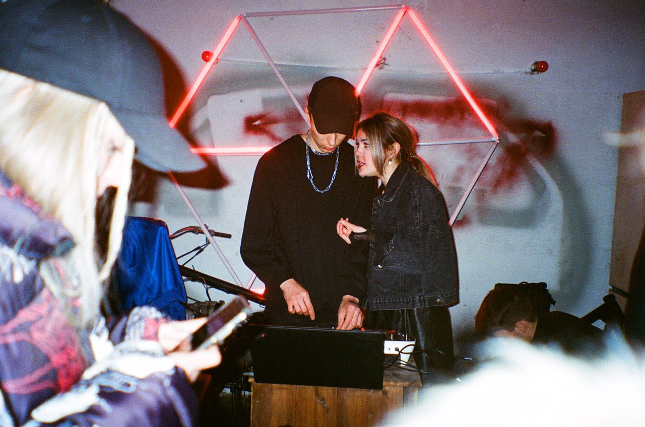 Во Владимире прошел очередной рейв для любителей электронной музыки. Место было выбрано очень необычное - старая водонапорная башня. Аскетичный красный кирпич интерьера, танцпол битком и визит сотрудников правопорядка: продолжат ли организаторы свои техно-пати?