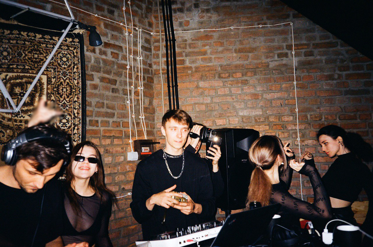 Во Владимире прошел очередной рейв для любителей электронной музыки. Место было выбрано очень необычное - старая водонапорная башня. Аскетичный красный кирпич интерьера, танцпол битком и визит сотрудников правопорядка: продолжат ли организаторы свои техно-пати?