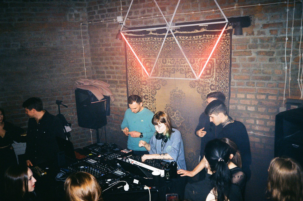 Во Владимире прошел очередной рейв для любителей электронной музыки. Место было выбрано очень необычное - старая водонапорная башня. Аскетичный красный кирпич интерьера, танцпол битком и визит сотрудников правопорядка: продолжат ли организаторы свои техно-пати?