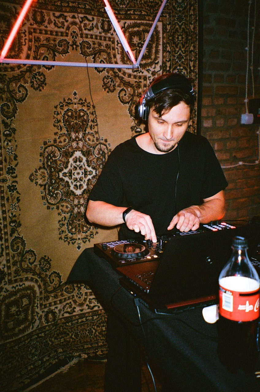 Во Владимире прошел очередной рейв для любителей электронной музыки. Место было выбрано очень необычное - старая водонапорная башня. Аскетичный красный кирпич интерьера, танцпол битком и визит сотрудников правопорядка: продолжат ли организаторы свои техно-пати?