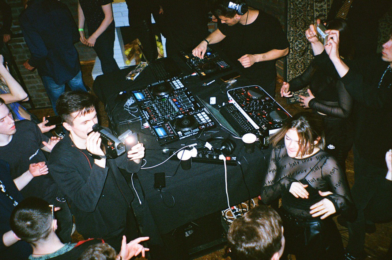 Во Владимире прошел очередной рейв для любителей электронной музыки. Место было выбрано очень необычное - старая водонапорная башня. Аскетичный красный кирпич интерьера, танцпол битком и визит сотрудников правопорядка: продолжат ли организаторы свои техно-пати?