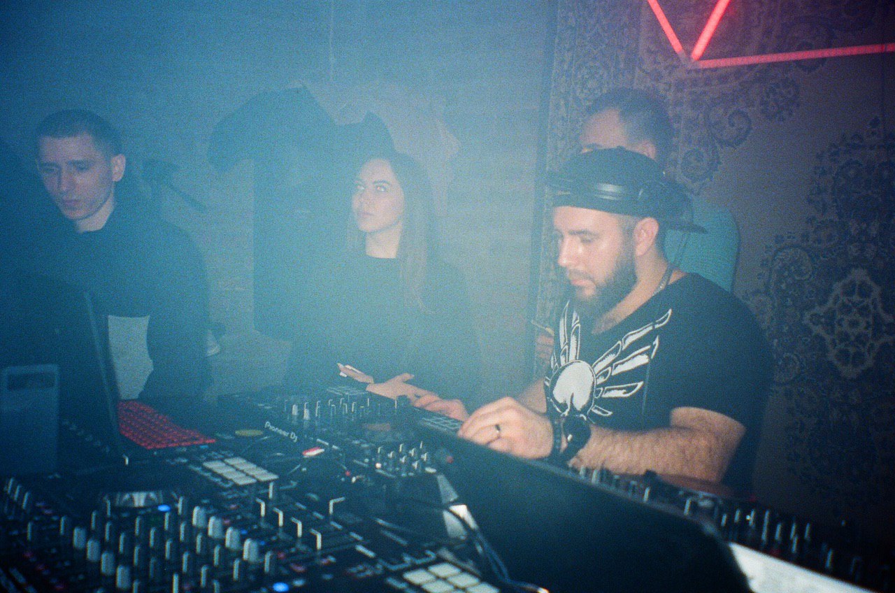 Во Владимире прошел очередной рейв для любителей электронной музыки. Место было выбрано очень необычное - старая водонапорная башня. Аскетичный красный кирпич интерьера, танцпол битком и визит сотрудников правопорядка: продолжат ли организаторы свои техно-пати?