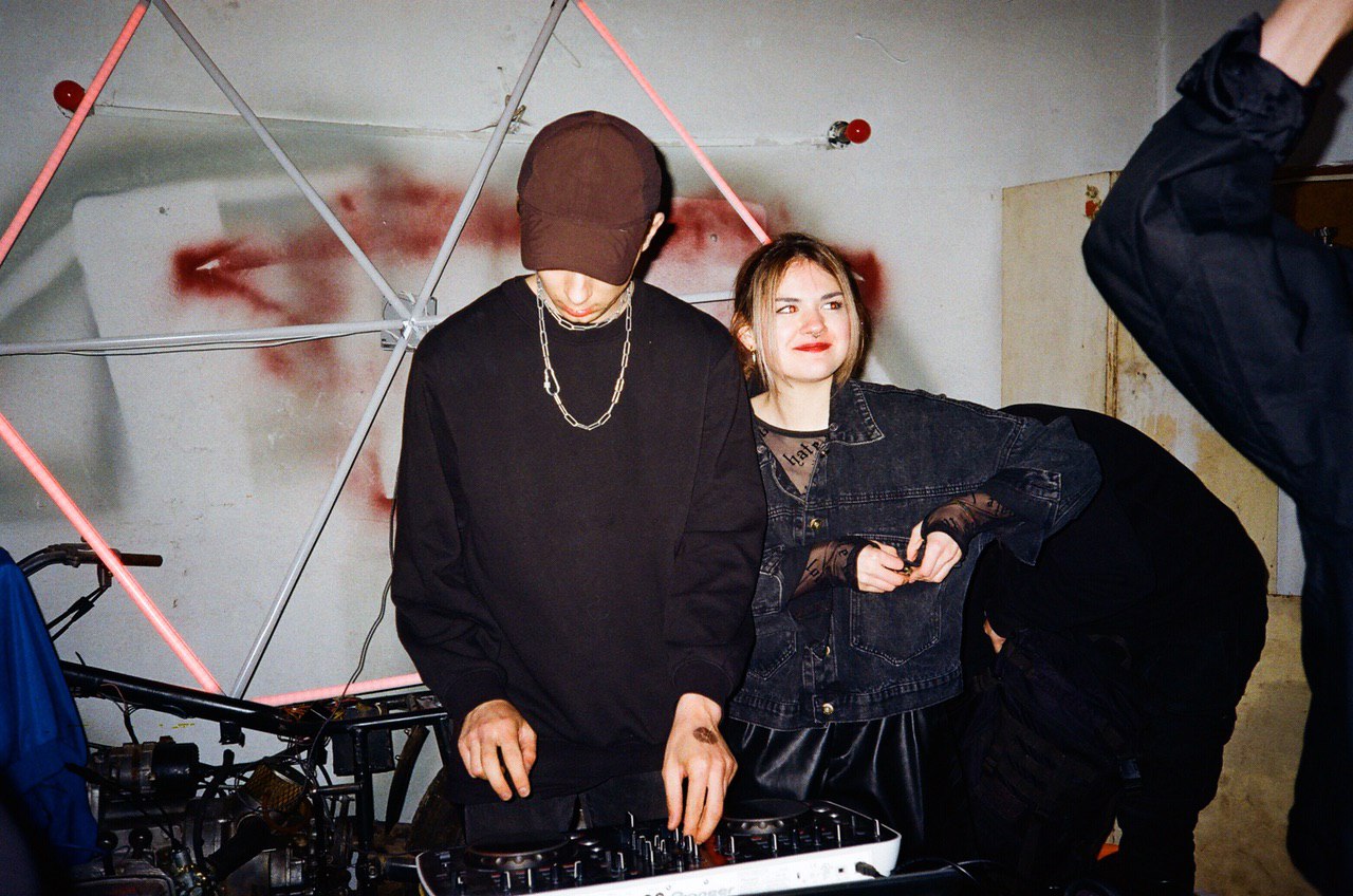 Во Владимире прошел очередной рейв для любителей электронной музыки. Место было выбрано очень необычное - старая водонапорная башня. Аскетичный красный кирпич интерьера, танцпол битком и визит сотрудников правопорядка: продолжат ли организаторы свои техно-пати?