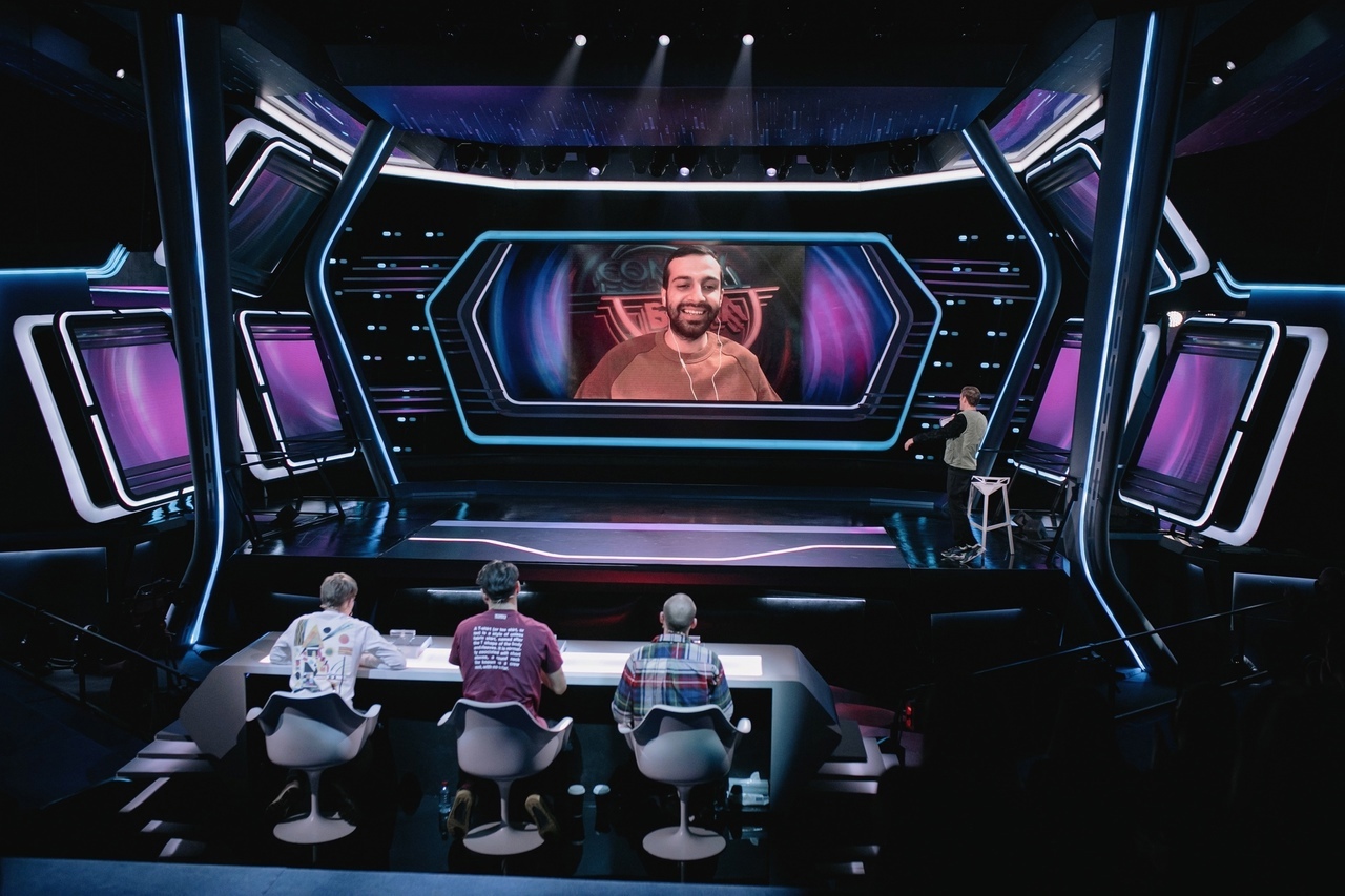 По классике, что-то пошло не так. Незадолго до съемок четвертьфинала «Comedy Баттл» организм Сархана решил впустить в себя коронавирус, поэтому команда ТНТ организовала импровизированную студию прямо во Владимире.