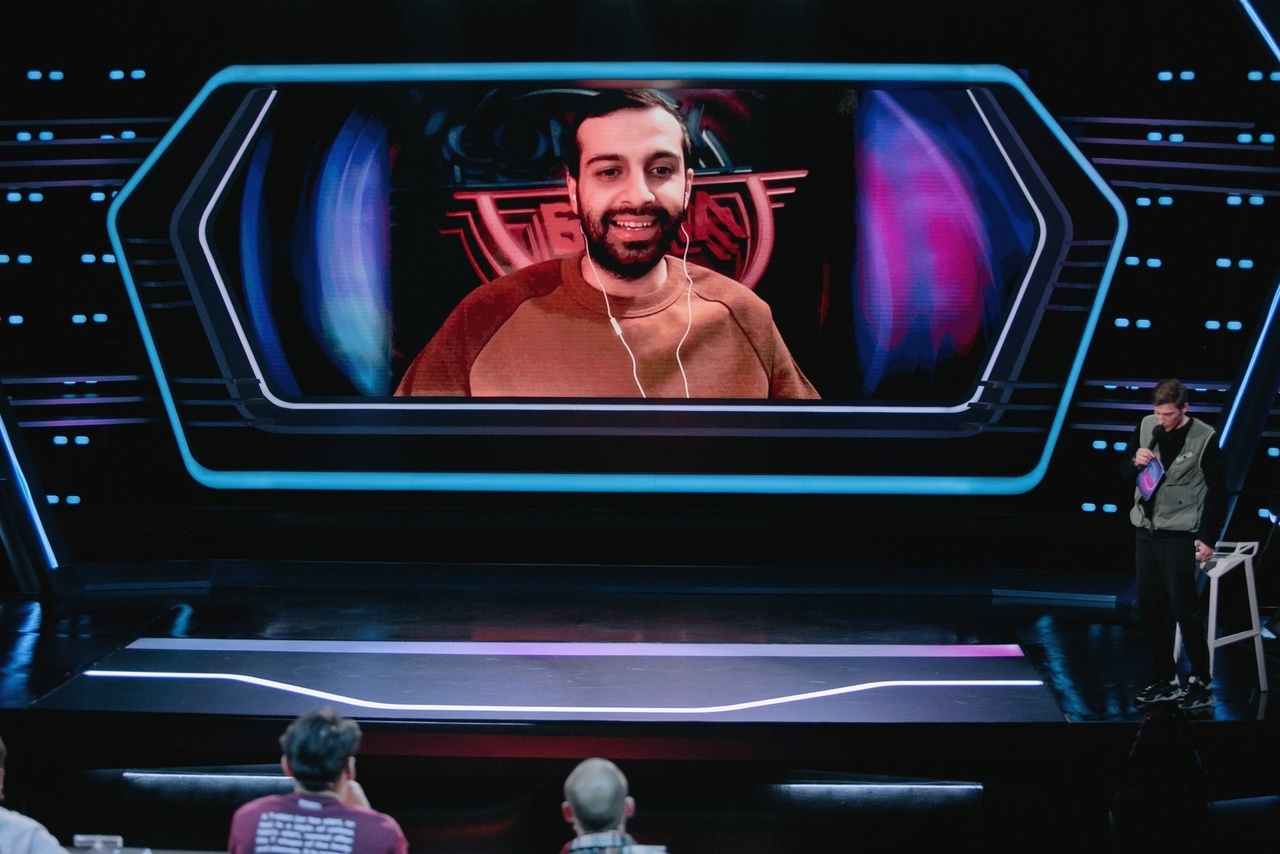 По классике, что-то пошло не так. Незадолго до съемок четвертьфинала «Comedy Баттл» организм Сархана решил впустить в себя коронавирус, поэтому команда ТНТ организовала импровизированную студию прямо во Владимире.