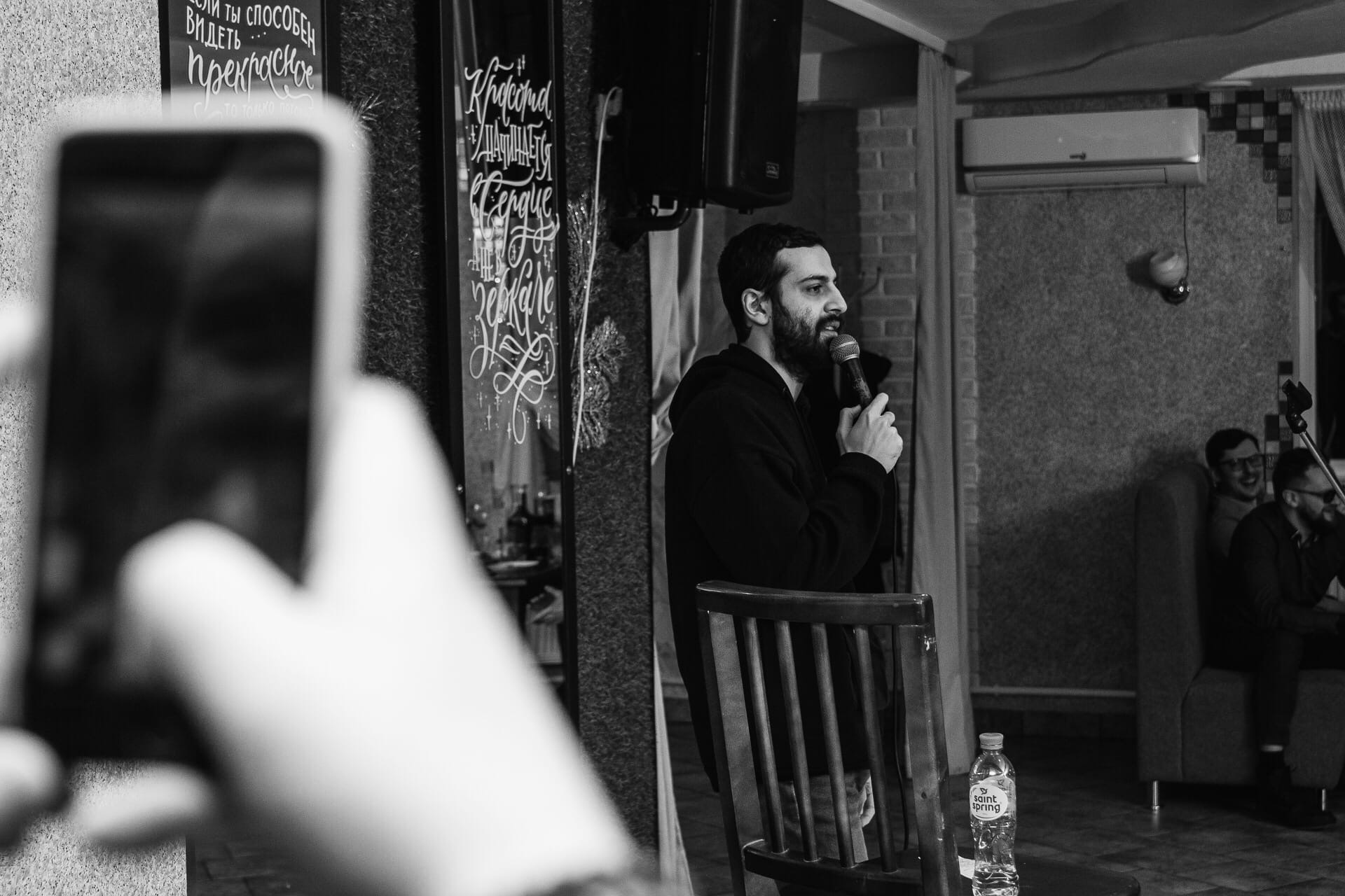 По классике, что-то пошло не так. Незадолго до съемок четвертьфинала «Comedy Баттл» организм Сархана решил впустить в себя коронавирус, поэтому команда ТНТ организовала импровизированную студию прямо во Владимире.