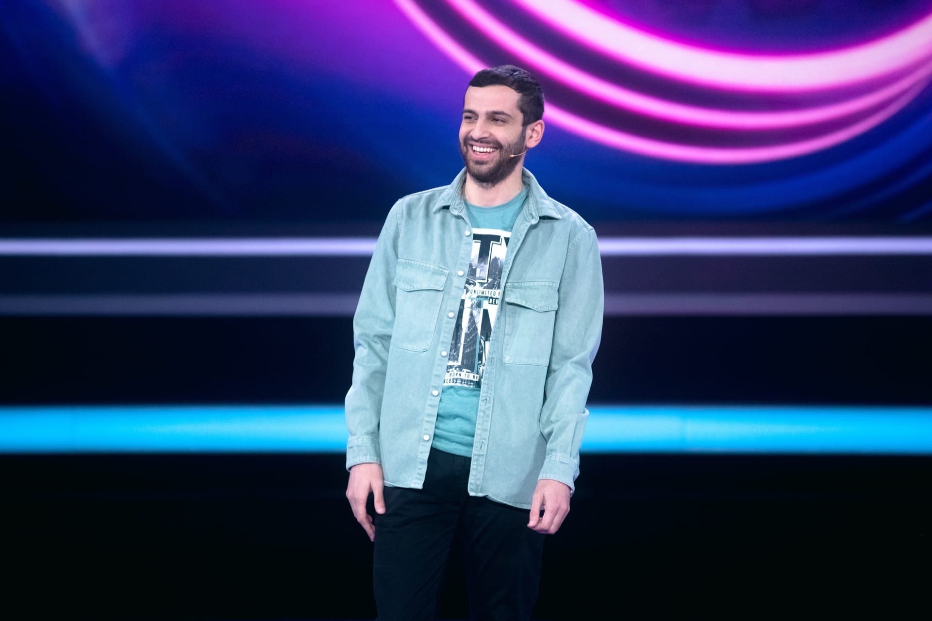 По классике, что-то пошло не так. Незадолго до съемок четвертьфинала «Comedy Баттл» организм Сархана решил впустить в себя коронавирус, поэтому команда ТНТ организовала импровизированную студию прямо во Владимире.