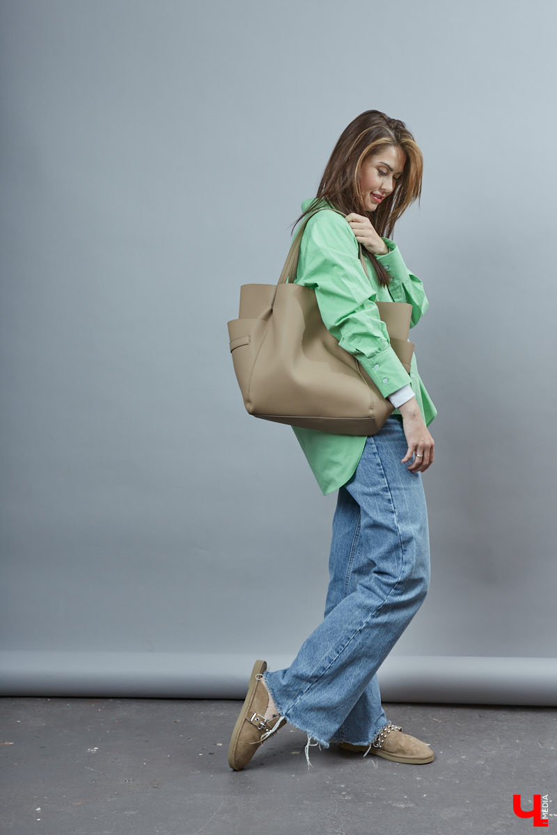 Управленец, эксперт красоты и мама: возможно ли претворять в гардеробе сразу несколько ролей? Стиль владелицы бьюти-студии Анны Клеменко кричит: «Да!» Девушка поведала нам о своих любимых нарядах и о том, как сложно все-таки одеваться модно в Коврове.