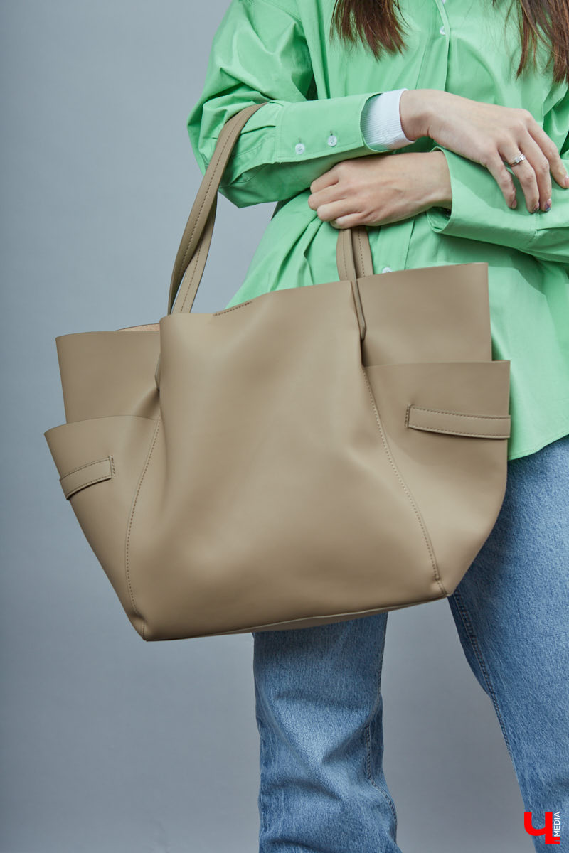 Управленец, эксперт красоты и мама: возможно ли претворять в гардеробе сразу несколько ролей? Стиль владелицы бьюти-студии Анны Клеменко кричит: «Да!» Девушка поведала нам о своих любимых нарядах и о том, как сложно все-таки одеваться модно в Коврове.