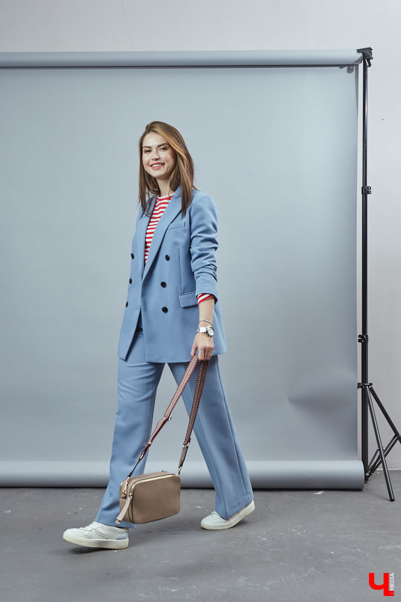 Управленец, эксперт красоты и мама: возможно ли претворять в гардеробе сразу несколько ролей? Стиль владелицы бьюти-студии Анны Клеменко кричит: «Да!» Девушка поведала нам о своих любимых нарядах и о том, как сложно все-таки одеваться модно в Коврове.