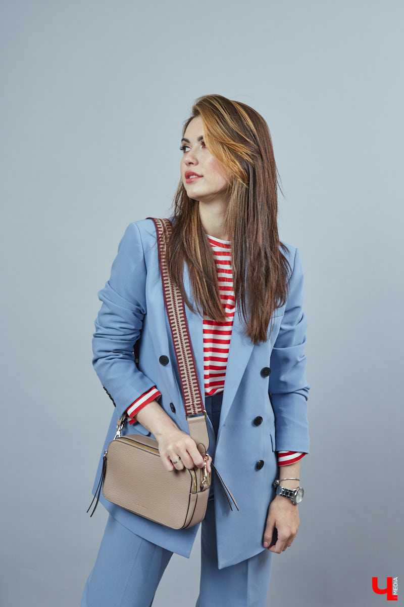 Управленец, эксперт красоты и мама: возможно ли претворять в гардеробе сразу несколько ролей? Стиль владелицы бьюти-студии Анны Клеменко кричит: «Да!» Девушка поведала нам о своих любимых нарядах и о том, как сложно все-таки одеваться модно в Коврове.