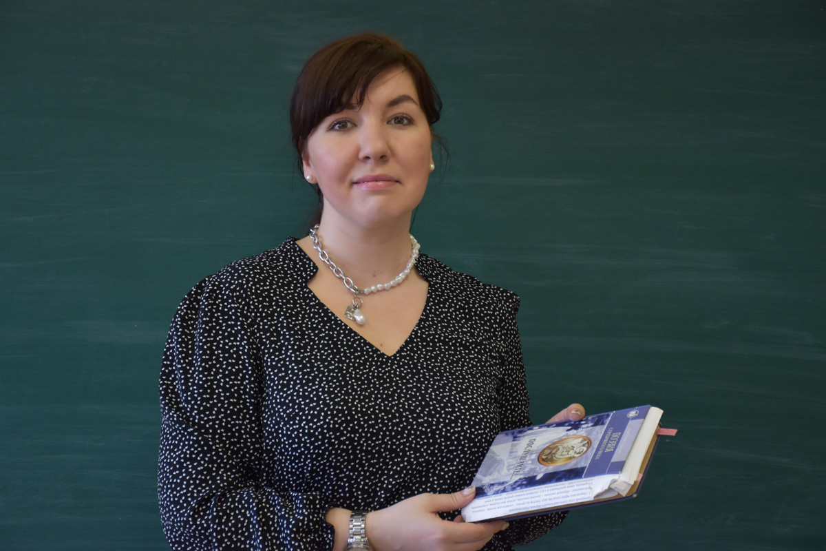 Сегодня на неудобные вопросы о своей профессии отвечает учитель русского языка и литературы Светлана Морозова, которая в этом году прошла в финал областного конкурса «Учитель года-2021».