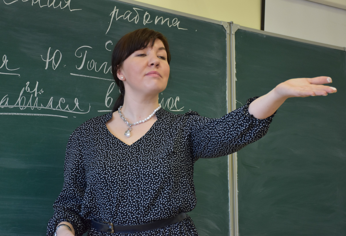 Сегодня на неудобные вопросы о своей профессии отвечает учитель русского языка и литературы Светлана Морозова, которая в этом году прошла в финал областного конкурса «Учитель года-2021».