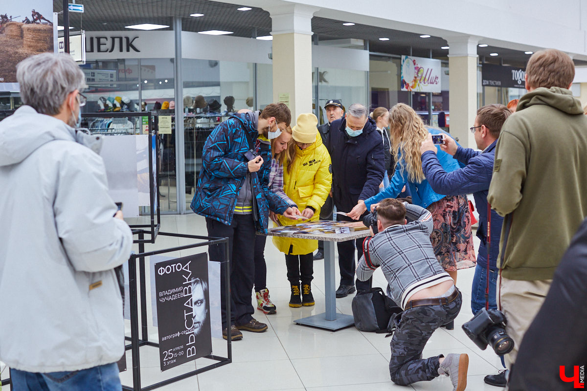 Видимо, по ;примеру «Мегаторга» на ;третьем этаже Торговых рядов решили тоже устроить выставочное пространство. Первым в ;новом месте продемонстрировал свои работы фоторепортер Владимир Чучадеев.