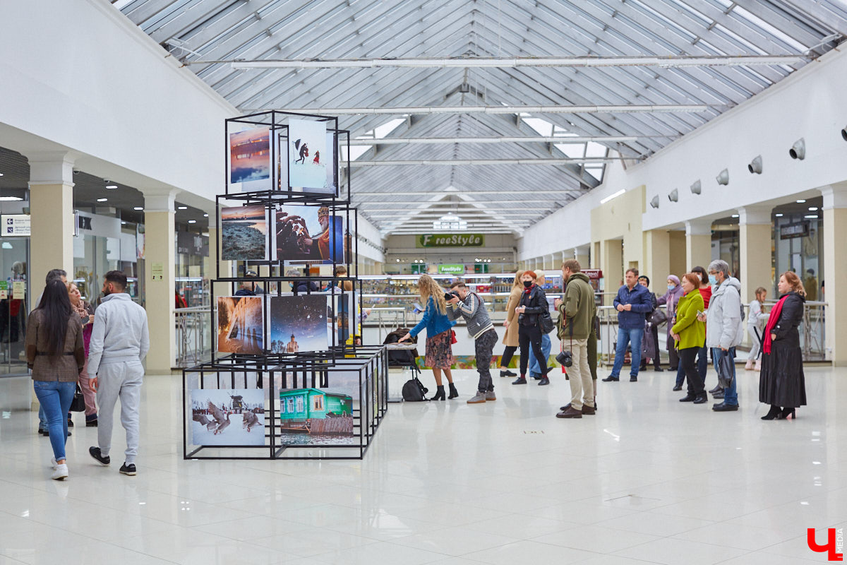 Видимо, по ;примеру «Мегаторга» на ;третьем этаже Торговых рядов решили тоже устроить выставочное пространство. Первым в ;новом месте продемонстрировал свои работы фоторепортер Владимир Чучадеев.