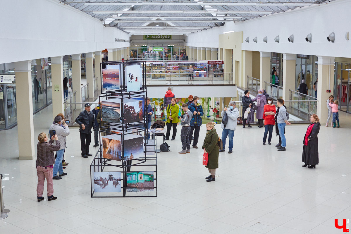 Видимо, по ;примеру «Мегаторга» на ;третьем этаже Торговых рядов решили тоже устроить выставочное пространство. Первым в ;новом месте продемонстрировал свои работы фоторепортер Владимир Чучадеев.