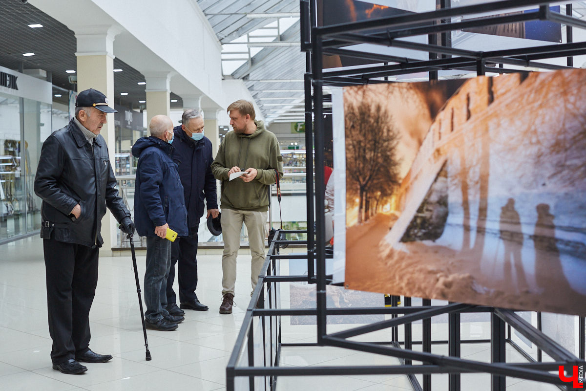 Видимо, по ;примеру «Мегаторга» на ;третьем этаже Торговых рядов решили тоже устроить выставочное пространство. Первым в ;новом месте продемонстрировал свои работы фоторепортер Владимир Чучадеев.