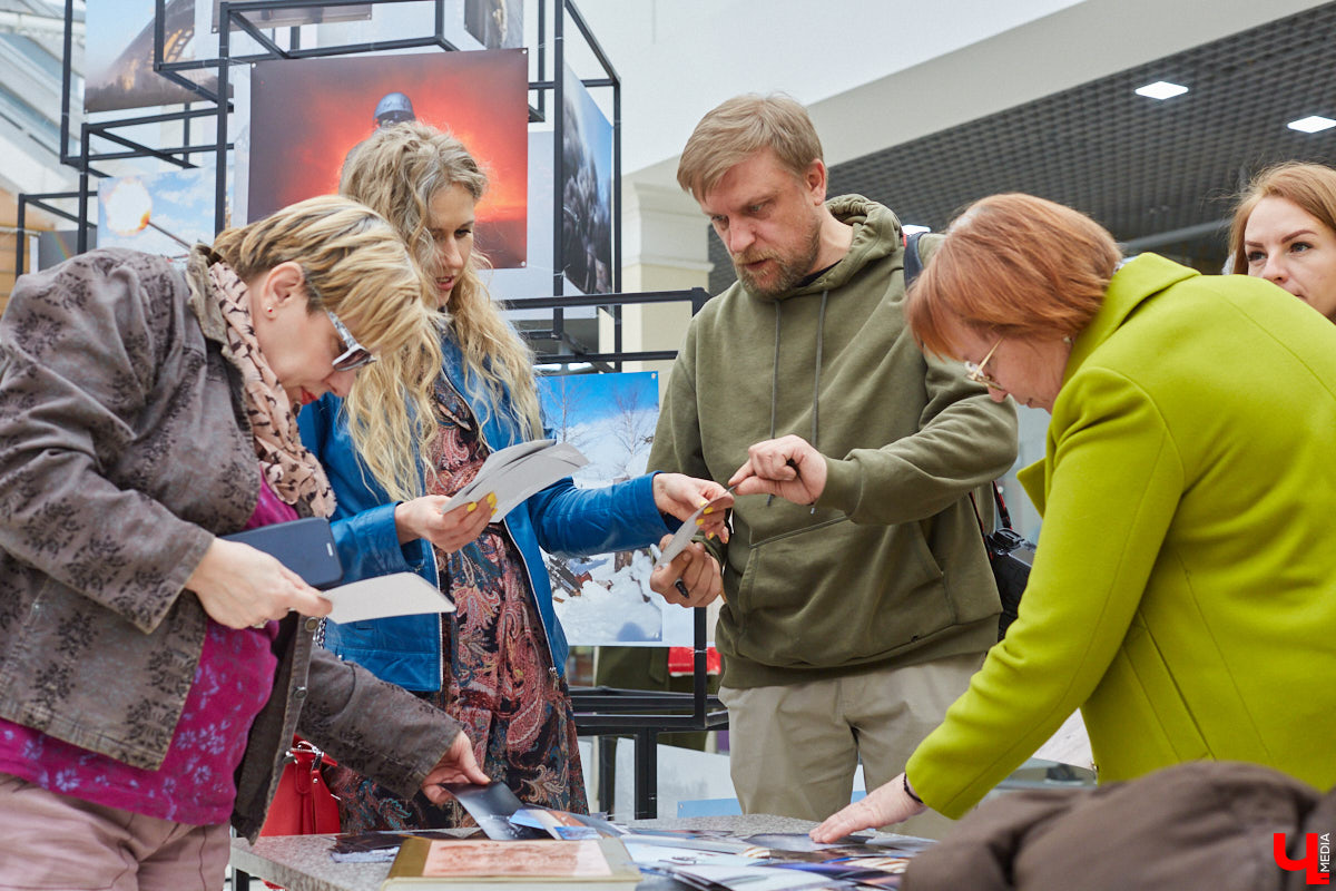 Видимо, по ;примеру «Мегаторга» на ;третьем этаже Торговых рядов решили тоже устроить выставочное пространство. Первым в ;новом месте продемонстрировал свои работы фоторепортер Владимир Чучадеев.