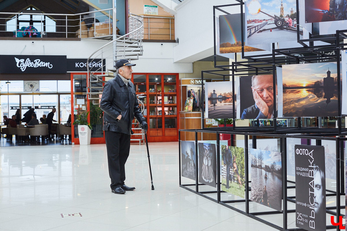 Видимо, по ;примеру «Мегаторга» на ;третьем этаже Торговых рядов решили тоже устроить выставочное пространство. Первым в ;новом месте продемонстрировал свои работы фоторепортер Владимир Чучадеев.