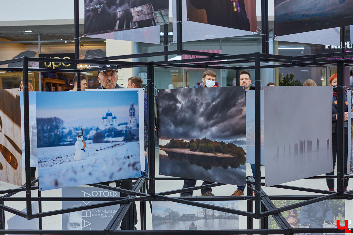 Видимо, по ;примеру «Мегаторга» на ;третьем этаже Торговых рядов решили тоже устроить выставочное пространство. Первым в ;новом месте продемонстрировал свои работы фоторепортер Владимир Чучадеев.