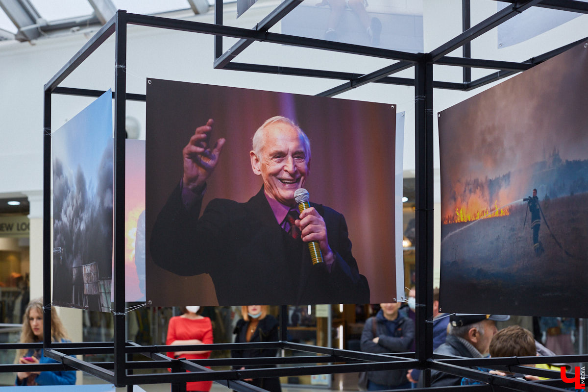 Видимо, по ;примеру «Мегаторга» на ;третьем этаже Торговых рядов решили тоже устроить выставочное пространство. Первым в ;новом месте продемонстрировал свои работы фоторепортер Владимир Чучадеев.