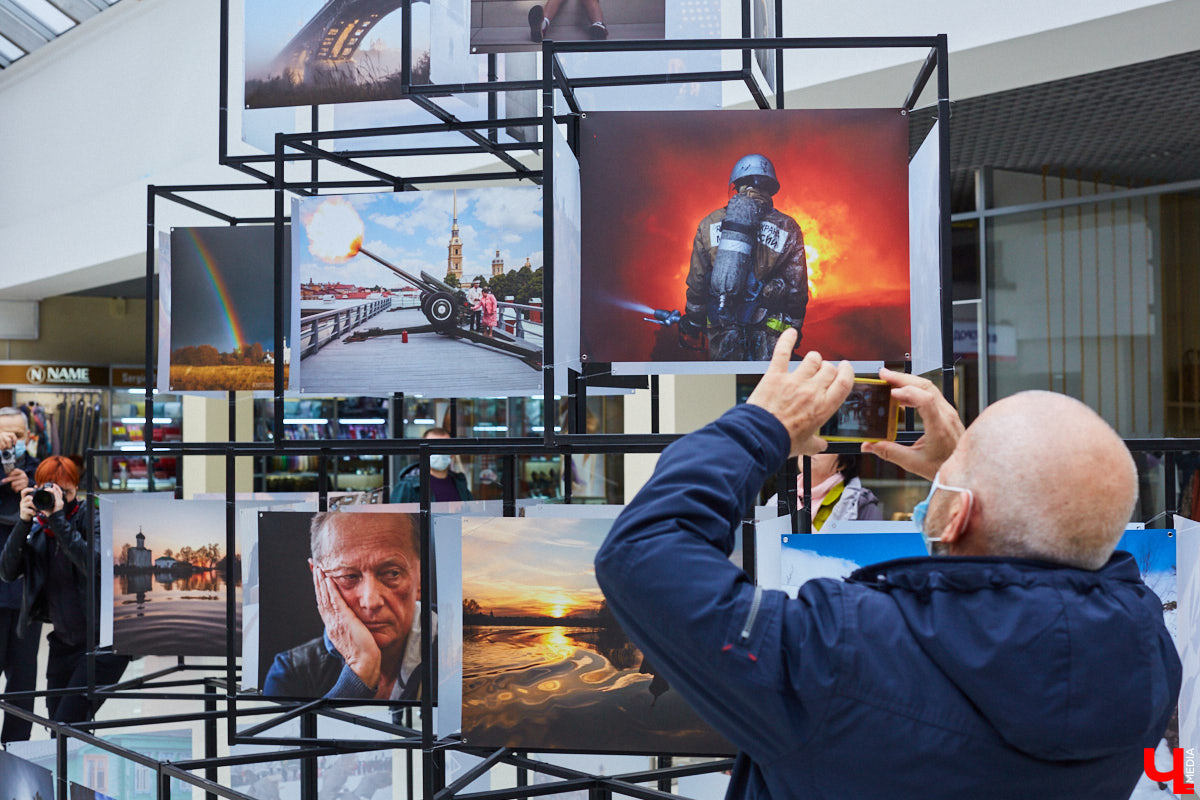 Видимо, по ;примеру «Мегаторга» на ;третьем этаже Торговых рядов решили тоже устроить выставочное пространство. Первым в ;новом месте продемонстрировал свои работы фоторепортер Владимир Чучадеев.