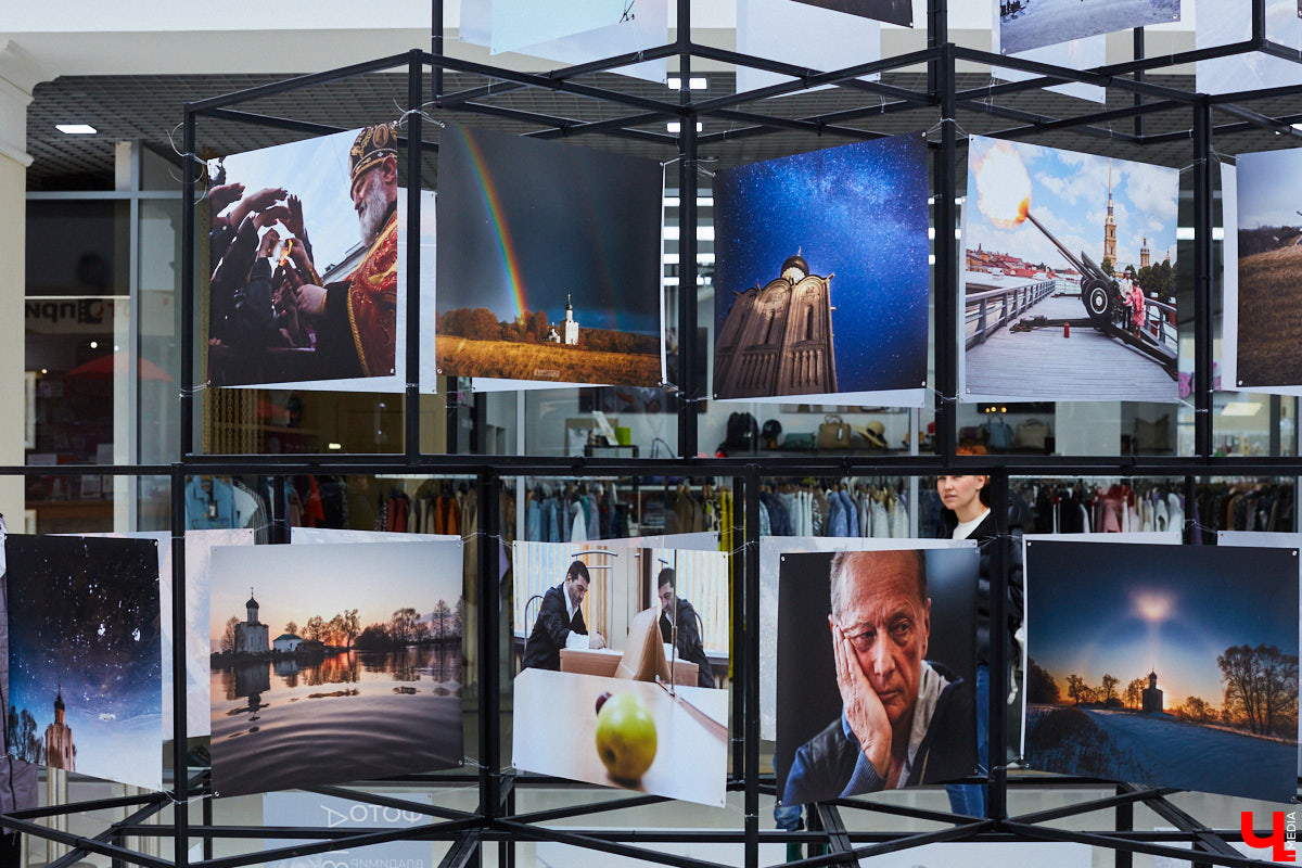 Видимо, по ;примеру «Мегаторга» на ;третьем этаже Торговых рядов решили тоже устроить выставочное пространство. Первым в ;новом месте продемонстрировал свои работы фоторепортер Владимир Чучадеев.