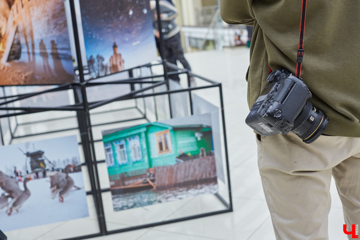 Видимо, по ;примеру «Мегаторга» на ;третьем этаже Торговых рядов решили тоже устроить выставочное пространство. Первым в ;новом месте продемонстрировал свои работы фоторепортер Владимир Чучадеев.