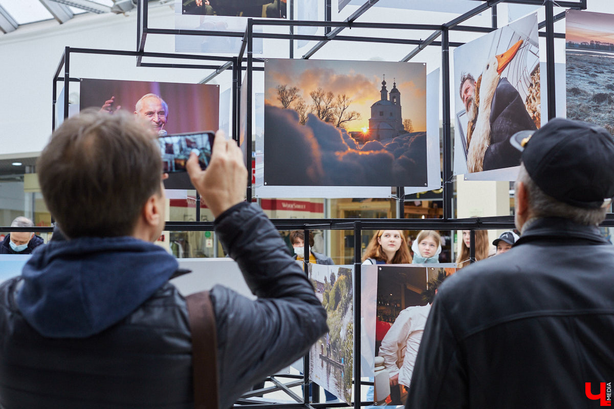 Видимо, по ;примеру «Мегаторга» на ;третьем этаже Торговых рядов решили тоже устроить выставочное пространство. Первым в ;новом месте продемонстрировал свои работы фоторепортер Владимир Чучадеев.